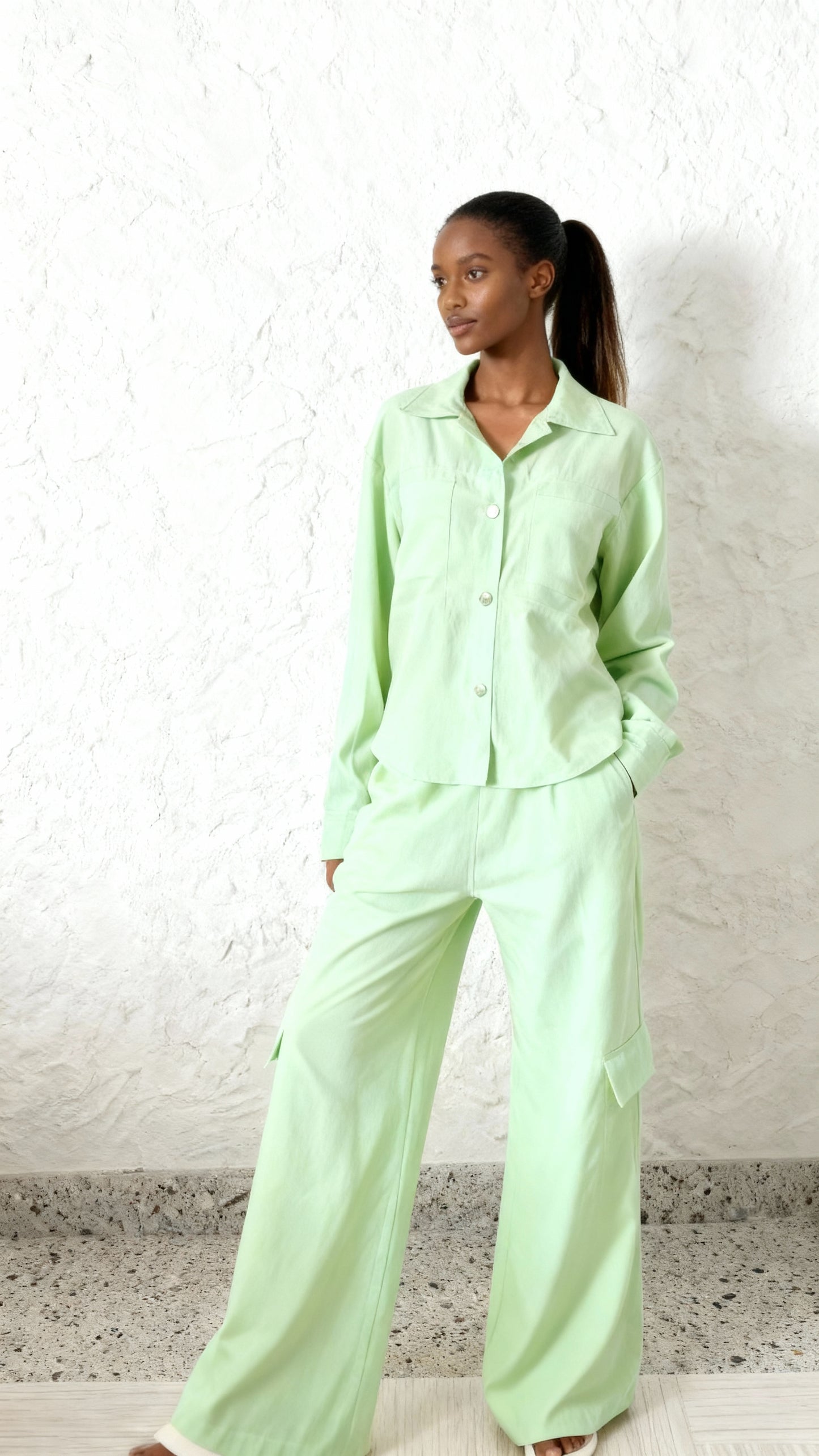 Conjunto de camisa leve plissada e calças com bolsos soltos para mulher 53