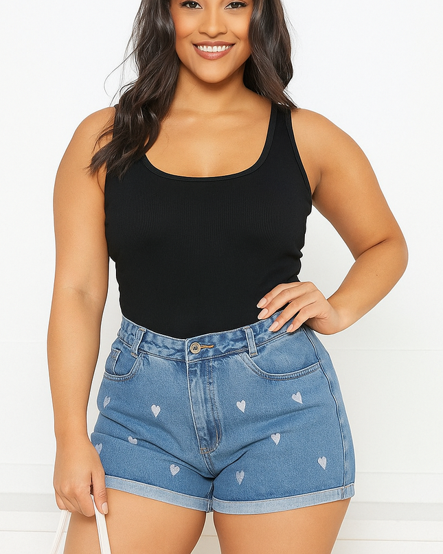Shorts Jeans Feminino Curto com Estampa de Corações