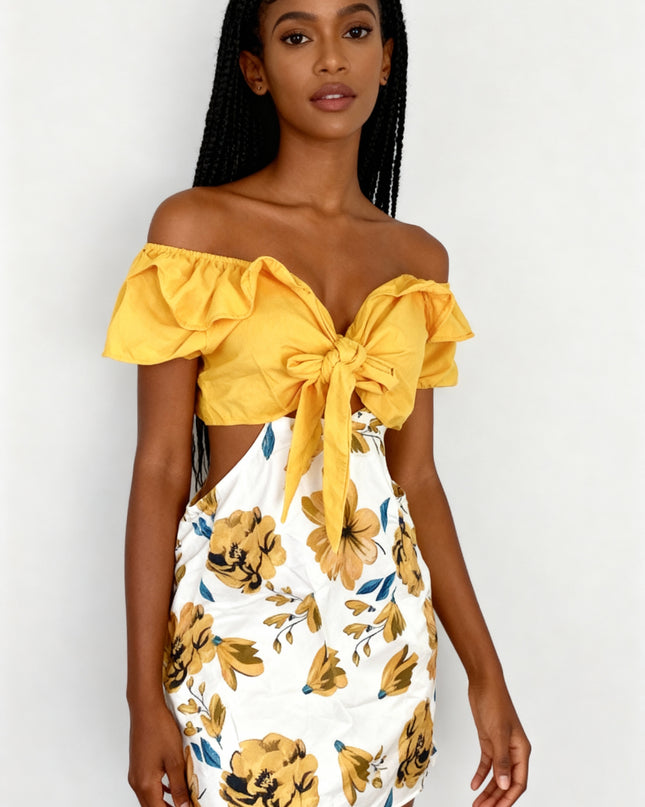 Vestido curto envelope estampado com ombros à mostra e cintura vazada 216