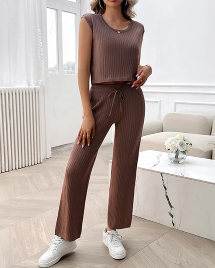 Conjunto feminino de duas peças composto por top cropped sem mangas e calça de tricô 170