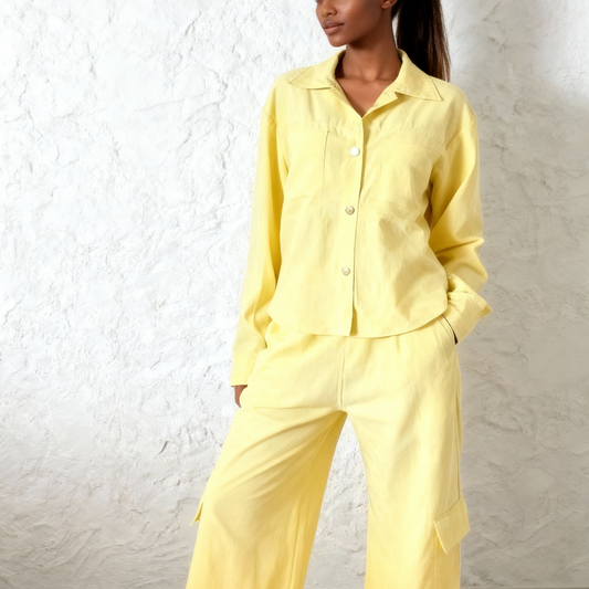 Conjunto de camisa leve plissada e calças com bolsos soltos para mulher 53