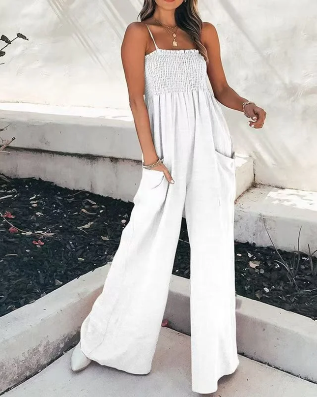 Macacão feminino com decote halter, pregas, pernas longas e bolsos 200