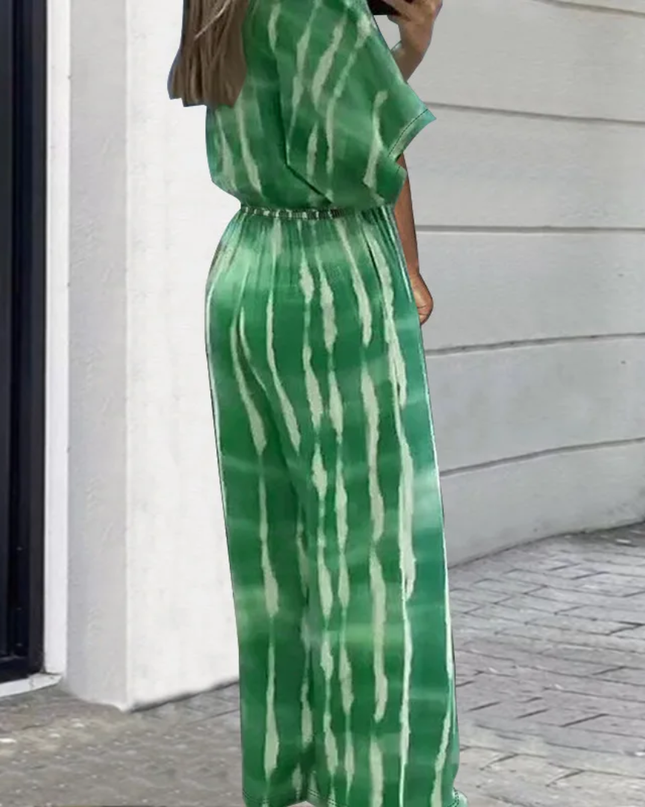 Macacão com decote em V, mangas médias e cintura elástica. 223