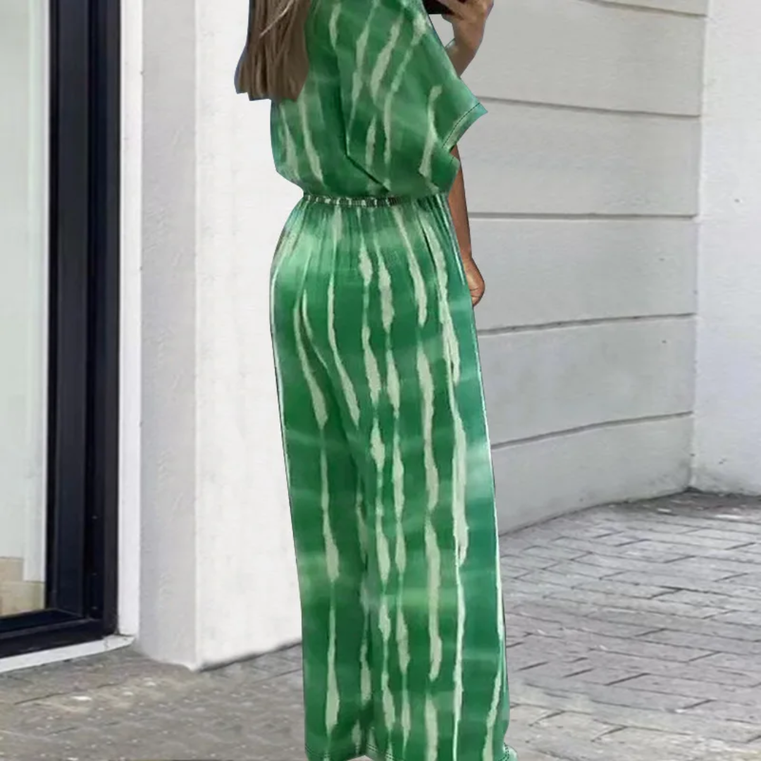 Macacão com decote em V, mangas médias e cintura elástica. 223