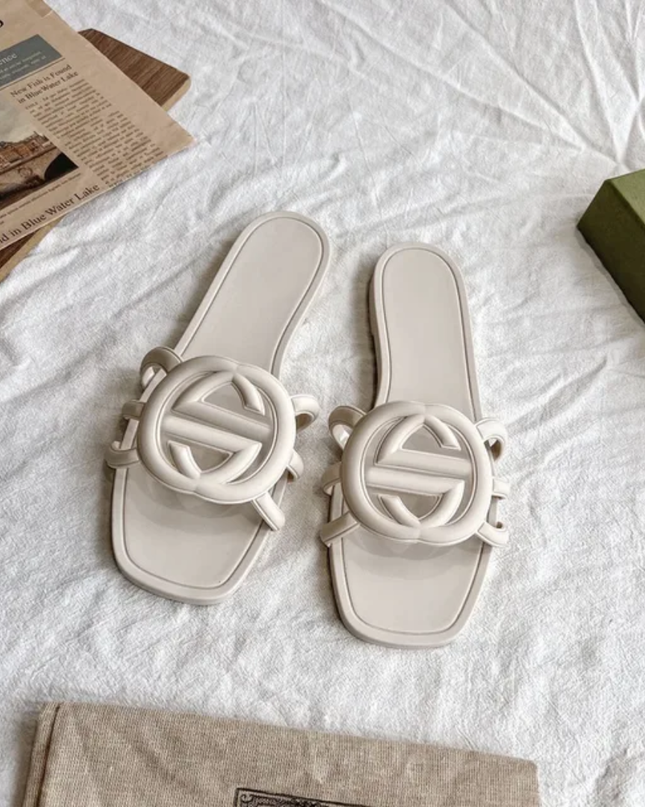 Chinelos femininos entrelaçados com uma palavra 08