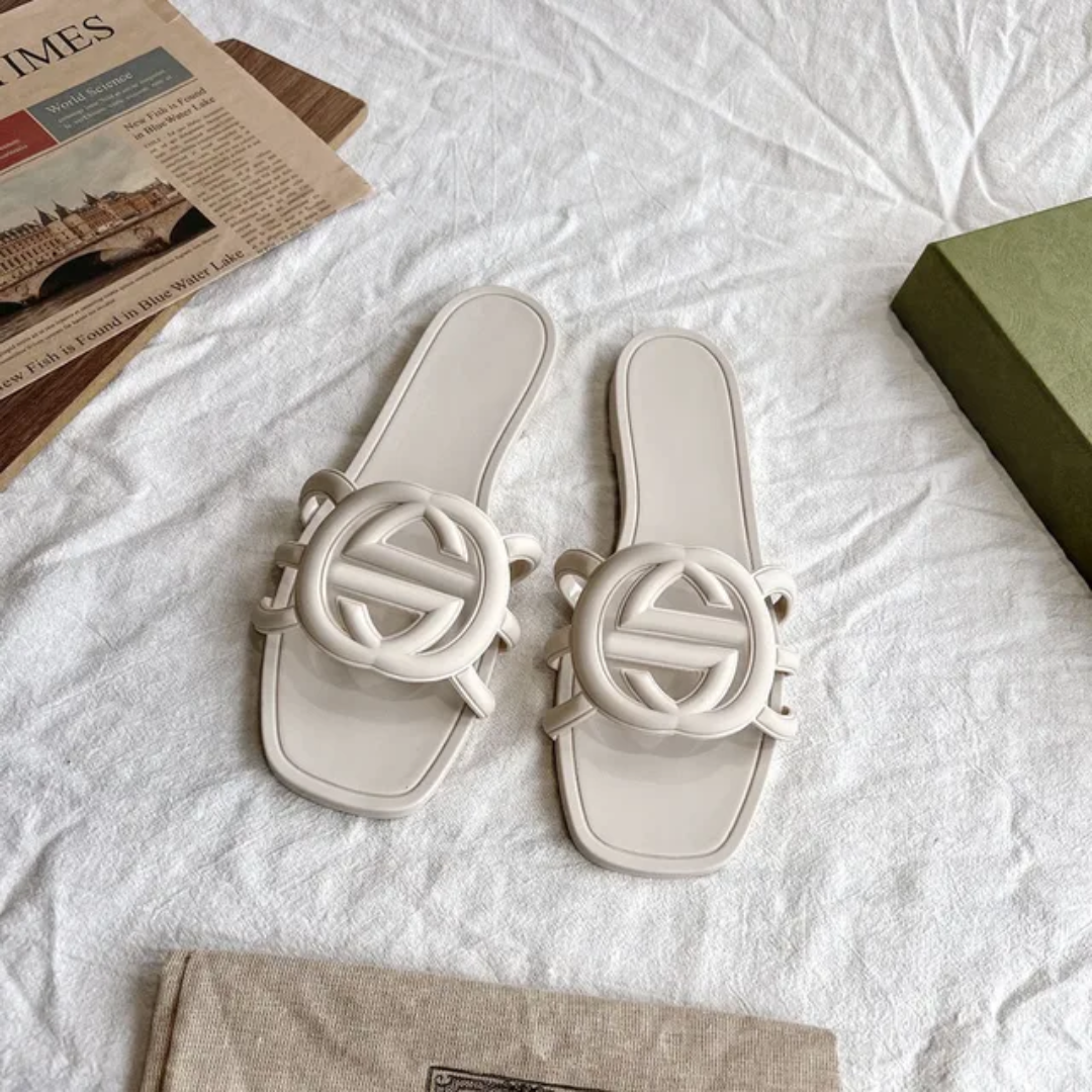 Chinelos femininos entrelaçados com uma palavra 08