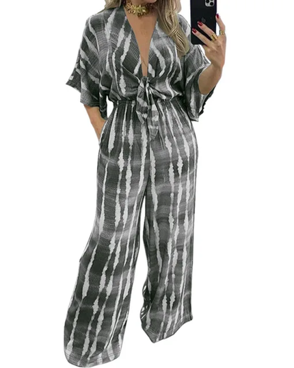 Macacão com decote em V, mangas médias e cintura elástica. 223