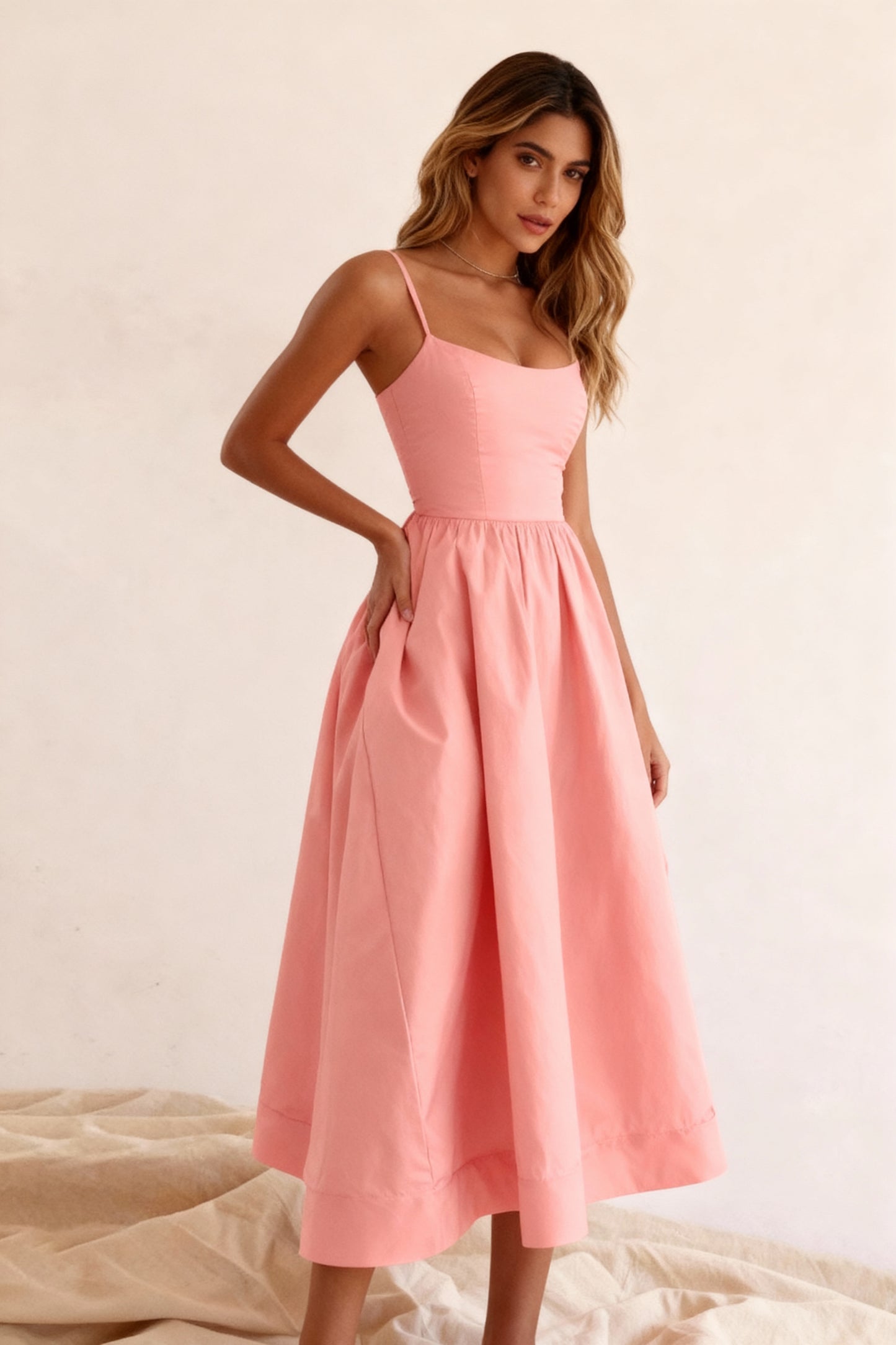 Vestido Midi Fluido com Cintura Franzida, Decote em U, Sem Mangas 112