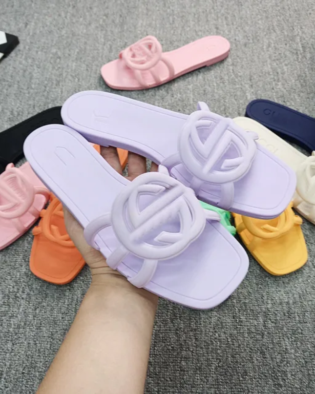 Chinelos femininos entrelaçados com uma palavra 08