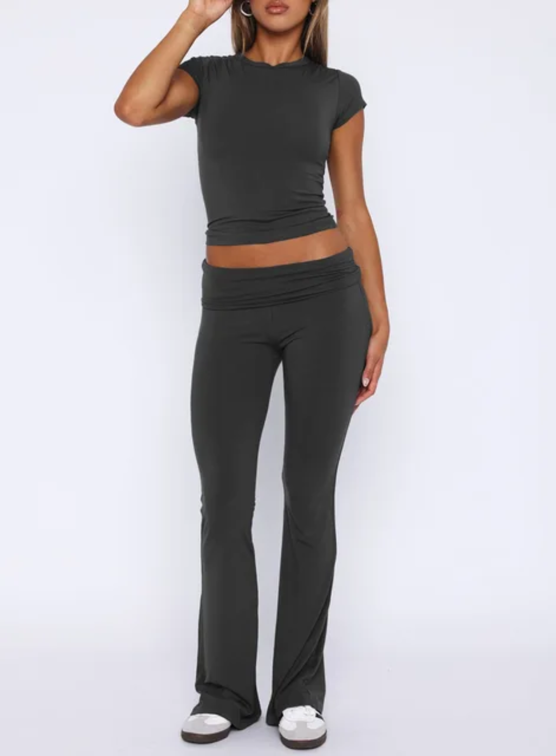 Conjunto Esportivo de Malha Slim Fit de Cor Sólida com Top de Manga Curta e Calça Flare 143