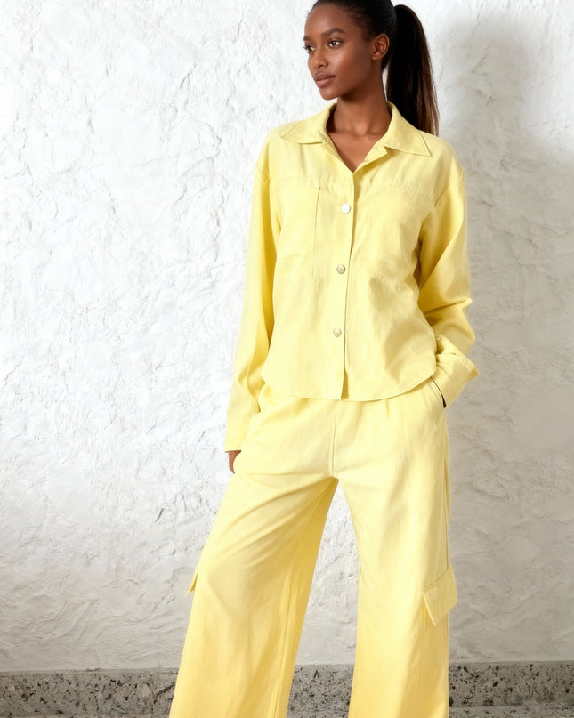 Conjunto de camisa leve plissada e calças com bolsos soltos para mulher 53