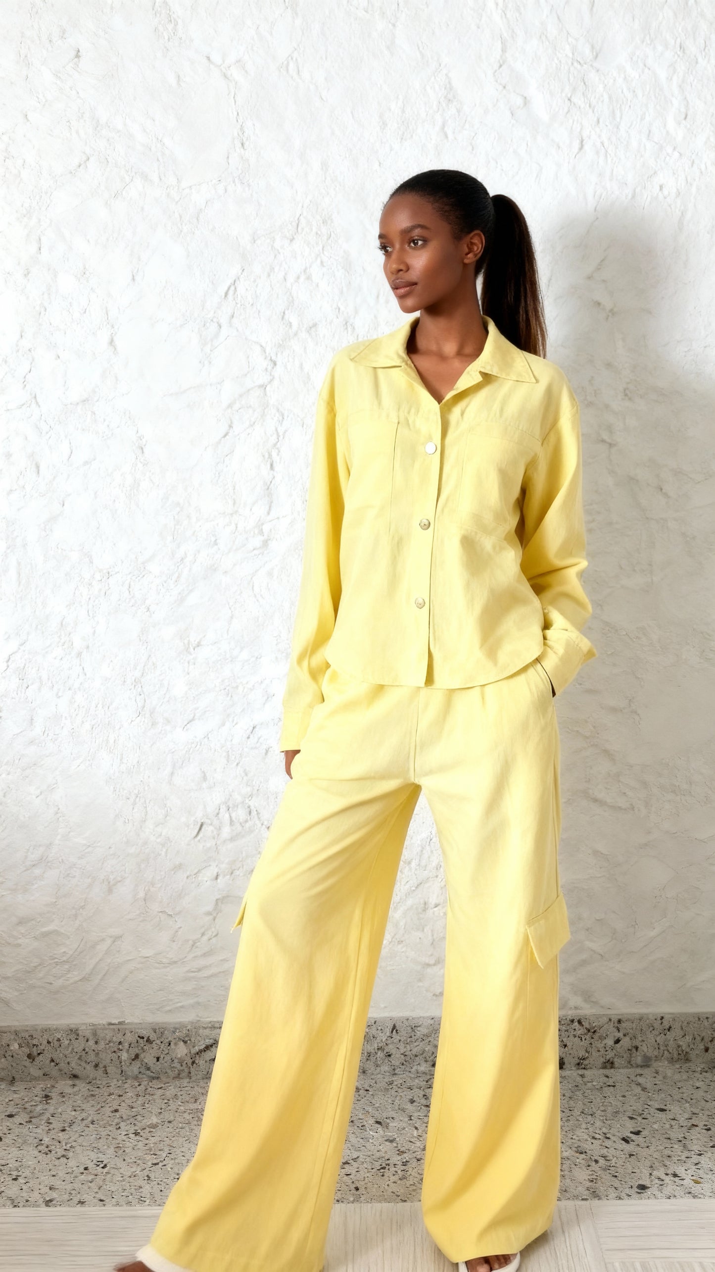 Conjunto de camisa leve plissada e calças com bolsos soltos para mulher 53