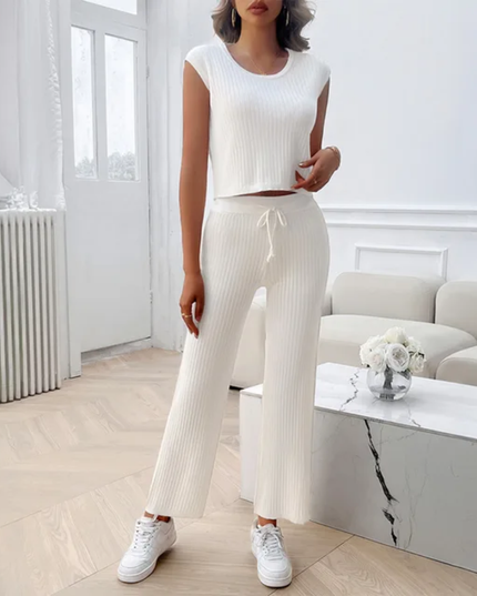 Conjunto feminino de duas peças composto por top cropped sem mangas e calça de tricô 170